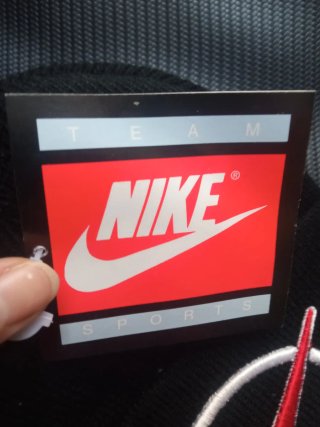 Gorro Beanie Nike Negro y Rojo