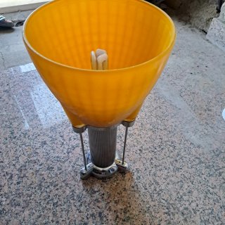 Lámpara de techo plateada y amarilla