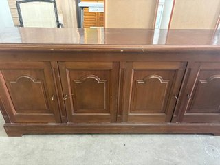 MUEBLE APARADOR CLÁSICO