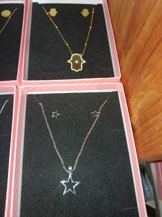 Lote pendientes y colgantes dorados y blancos