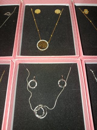 Lote pendientes y colgantes dorados y blancos