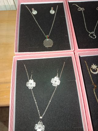 Lote pendientes y colgantes dorados y blancos