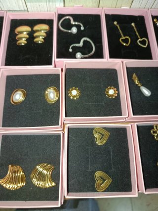 Lote pendientes y colgantes dorados y blancos