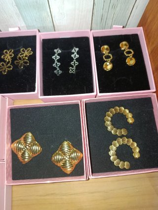 Lote pendientes y colgantes dorados y blancos