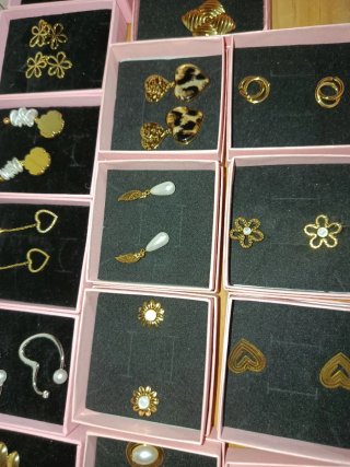 Lote pendientes y colgantes dorados y blancos