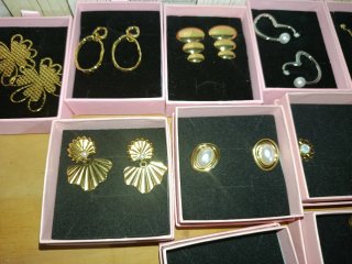 Lote pendientes y colgantes dorados y blancos