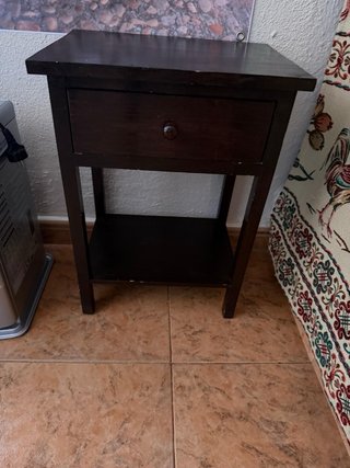 Mesa auxiliar oscura con cajón