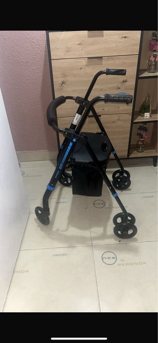 Andador con ruedas freno y asiento acolchado nuevo