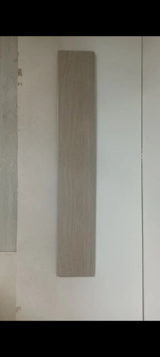 Rodapié de porcelanico efecto madera