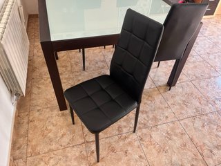 Mesa cristal extensible y 4 sillas polipiel