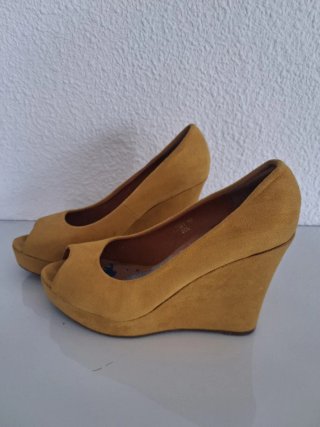 Zapatos de cuña alta amarillos