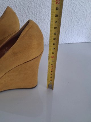 Zapatos de cuña alta amarillos