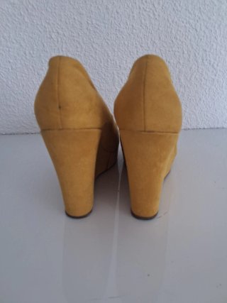 Zapatos de cuña alta amarillos