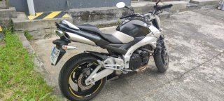 Moto Naked Negra y Plateada