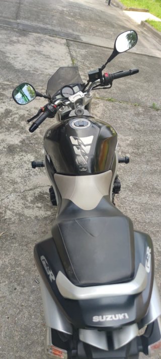 Moto Naked Negra y Plateada