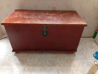 Baúl de madera maciza tallada