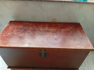 Baúl de madera maciza tallada