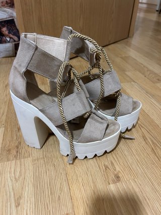 Sandalias beige de plataforma con cordones