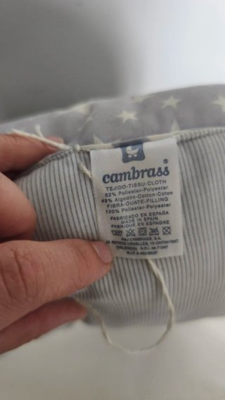 Cojín de lactancia gris con estrellas
