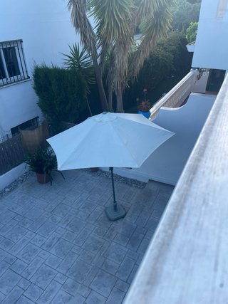 Sombrilla exterior amplia