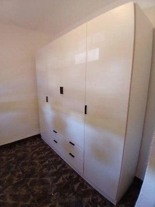 Armario modular blanco y marrón