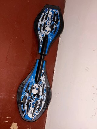 Monopatín The Wave con diseño calaveras