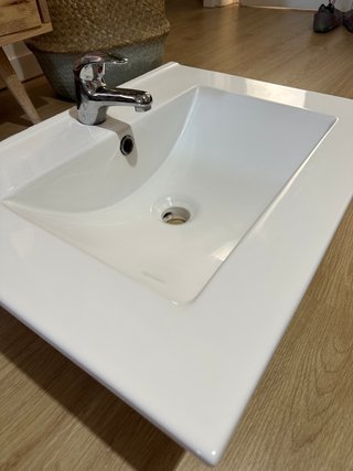 Lavabo y grifo de baño
