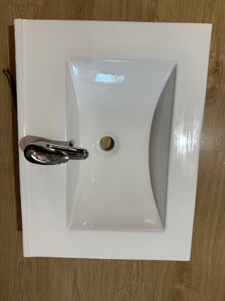 Lavabo y grifo de baño