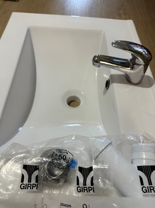 Lavabo y grifo de baño