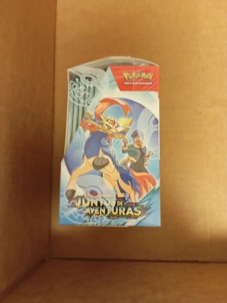 Booster Box Pokémon Juntos de Aventuras + Carta Pr