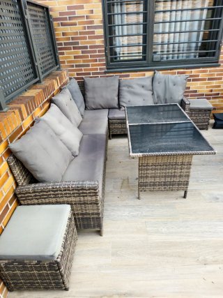 Conjunto sofá y mesa ratán y cristal