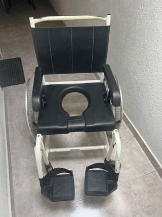 Silla de ruedas WC y baño autopropulsable