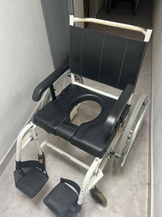 Silla de ruedas WC y baño autopropulsable