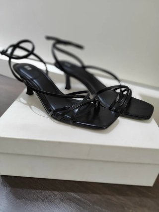 Sandalias tacón tiras Pull&Bear negras