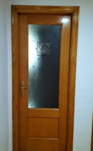 Puerta interior de madera con cristal