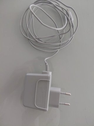 Nintendo DSi + Caricabatterie + Custodia