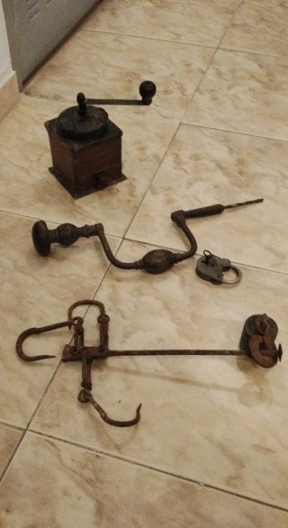 Lote Antiguo: Molinillo, Taladro, romana y candado