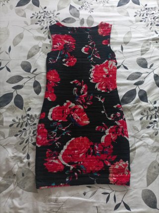 Vestido negro ajustado con flores rojas