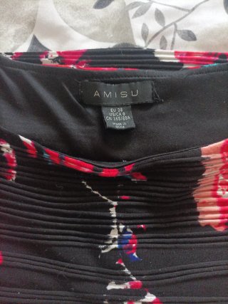 Vestido negro ajustado con flores rojas