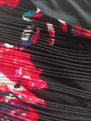 Vestido negro ajustado con flores rojas