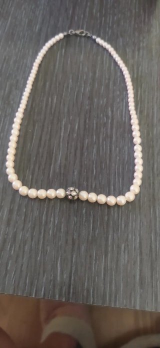 Collar de perlas con detalle plateado