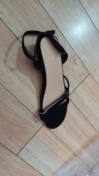 Sandalias negras con tiras y detalle dorado