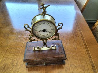 Reloj de mesa antiguo con figura