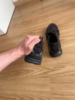 Zapatillas Puma Negras y Doradas