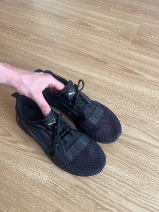 Zapatillas Puma Negras y Doradas