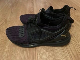 Zapatillas Puma Negras y Doradas