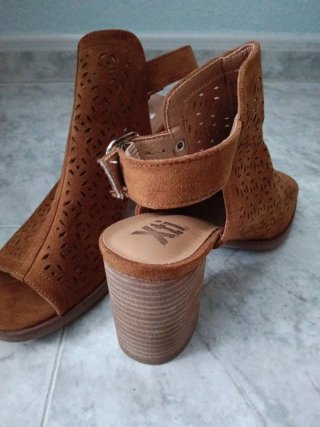 Sandalias troqueladas marrón 39
