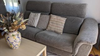Sofá de tela gris para salón