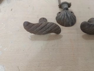 Tiradores de pestillo antiguos de metal