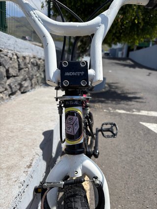 Bicicleta BMX Negra y Blanca
